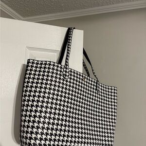 Stylish Black and White Houndstooth Tote Bag